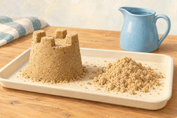 Kleine Wasserbrücken verbinden viele einzelne Sandkörner
